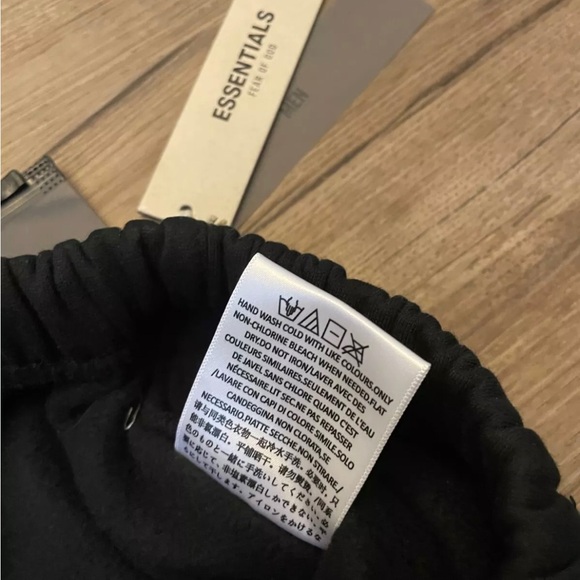 Fear of God black essentials shorts - Picture 2 of 8